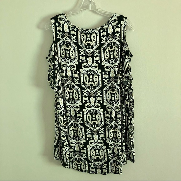 JM Collection Plus Size Black, White, and Tan Cold Shoulder Short Sleeve Top - Picture 2 of 7